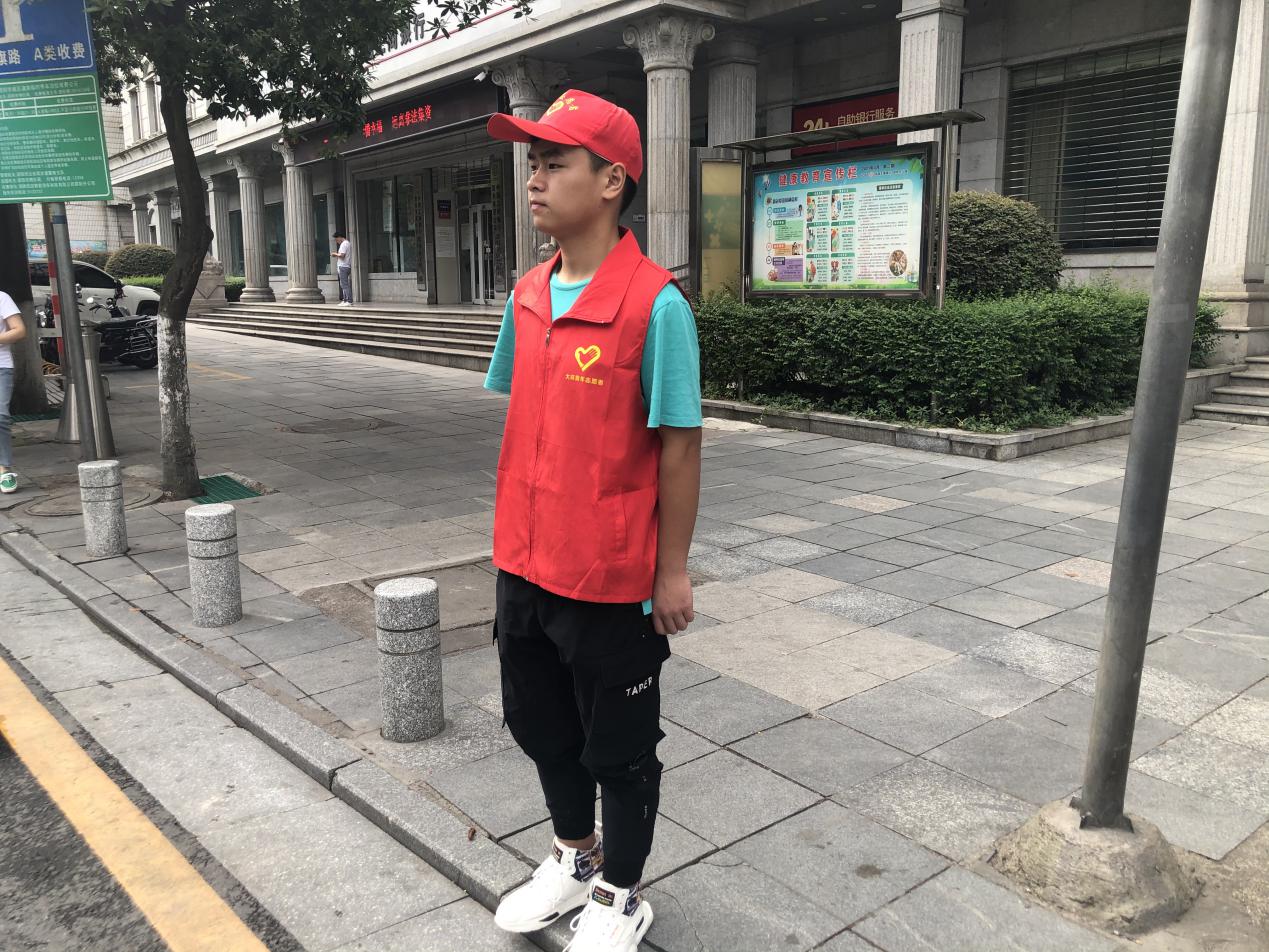团区委：青春点亮文明 志愿助力创文(图2)